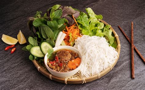  Bún Chả: Una explosión de sabores frescos y un paraíso para los amantes del cilantro!