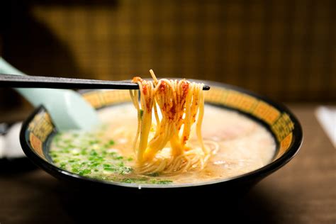  Hakata Ramen: Una explosión de umami en un caldo cremoso como la seda