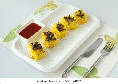  Dhokla: Un manjar de la India que combina texturas esponjosas y un sabor cítrico refrescante!