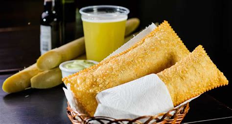  El Pastel de Caña de Azúcar: ¡Una Sinfonía de Texturas Crujientes y Sabores Dulzones que Bailan en la Lengua!