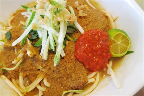  Laksa Johor: ¡Un Caldo Cremoso que Despierta los Sentidos y Abraza el Paladar con Especias Ardientes!