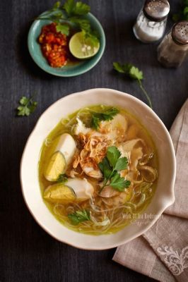  Soto Ayam: ¡Un Caldo Aromático Que Atrapa el Alma con Su Crema Especiada!