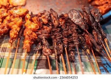  Suya: ¡Un festín de sabores ahumados y especiados que te transportarán directamente a la bulliciosa ciudad de Yoruba!